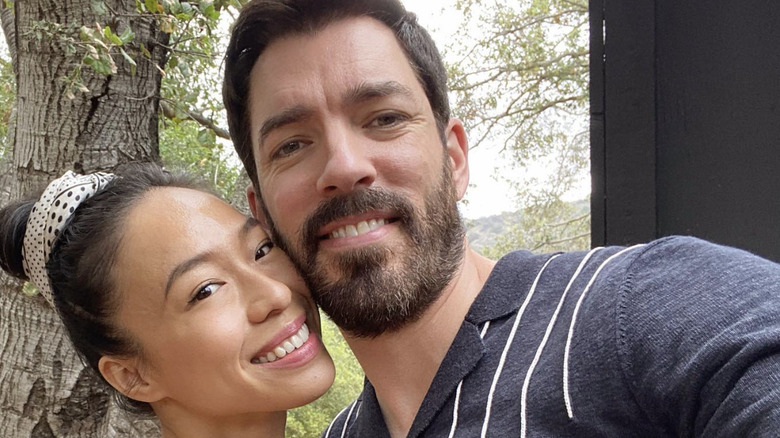 Drew Scott & Linda Phan selfie outside