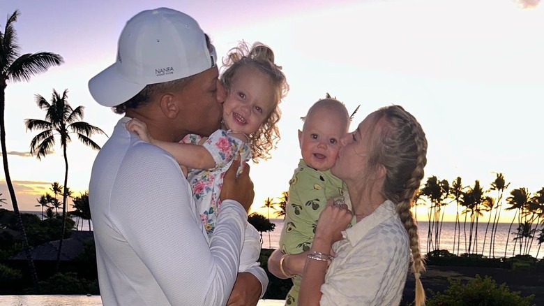 The Mahomes give their kids a kiss 