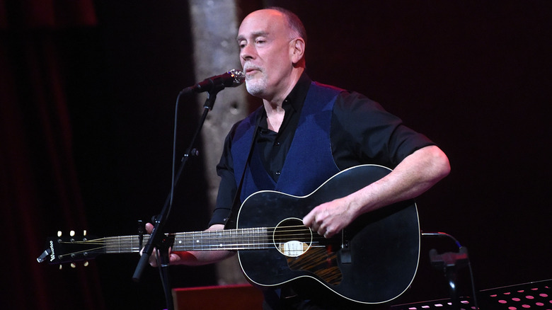 Marc Cohn singing and playing guitar