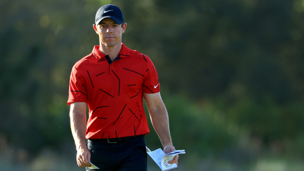 Rory McIlroy wears red for Tiger Woods