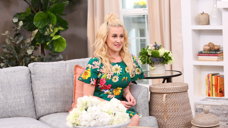 Kellie Pickler sitting in a living room setting