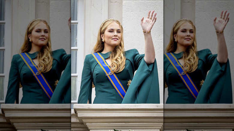 Princess Catharina-Amalia waving on balcony