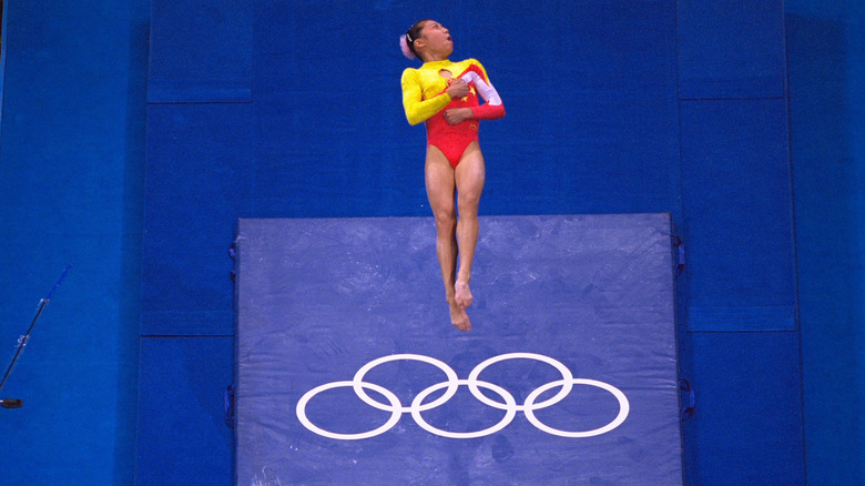 Dong Fangxiao competing in 2000