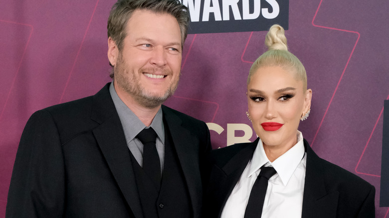 Gwen Stefani and Blake Shelton posing