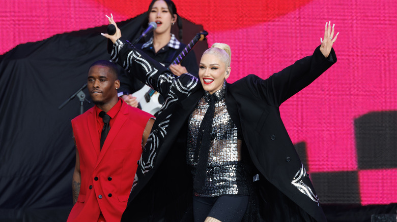 Gwen Stefani performing