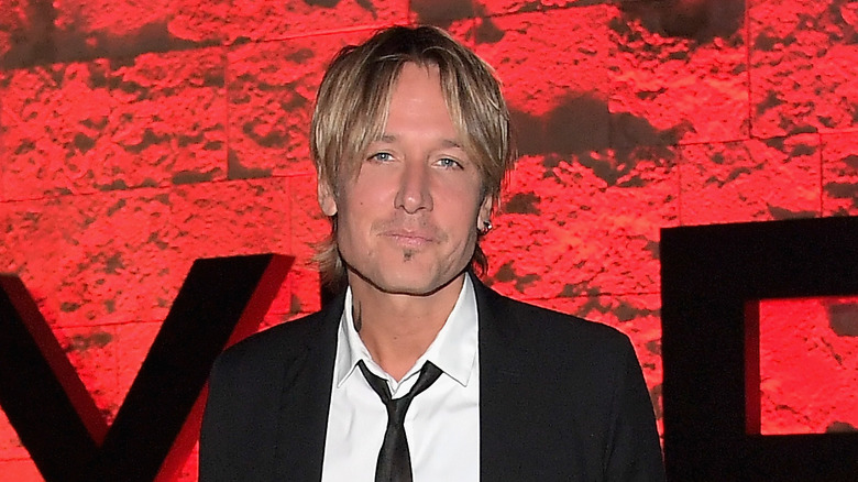 Keith Urban posing