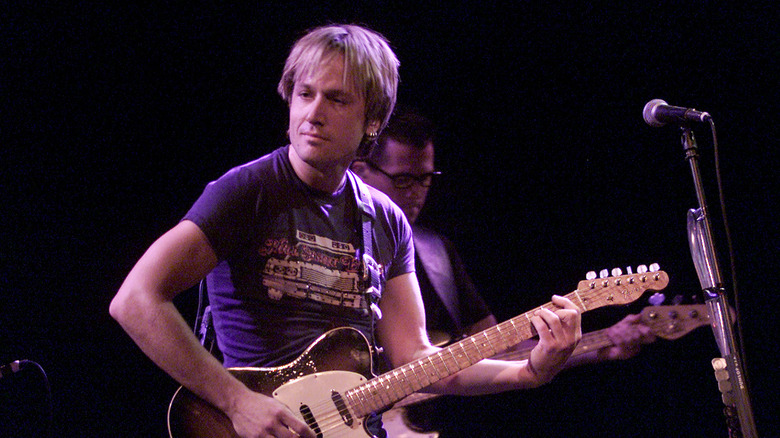 Keith Urban playing guitar