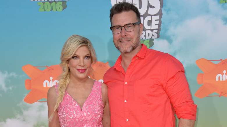 Tori Spelling and Dean McDermott orange shirt