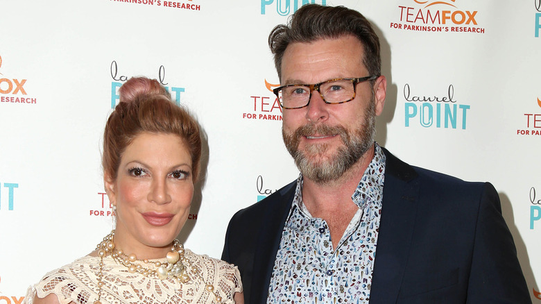 Tori Spelling and Dean McDermott smiling