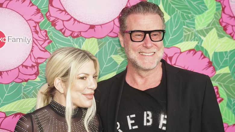 Tori Spelling and Dean McDermott smiling