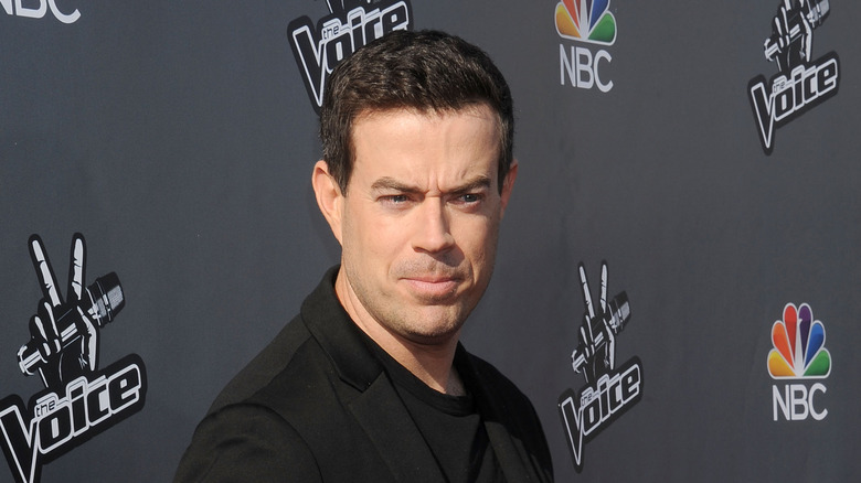 Carson Daly posing at event 