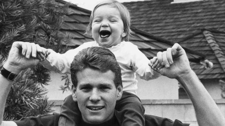 Young Tatum on Ryan O'Neal's shoulders