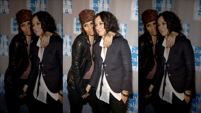 Sara Gilbert and Linda Perry hugging 