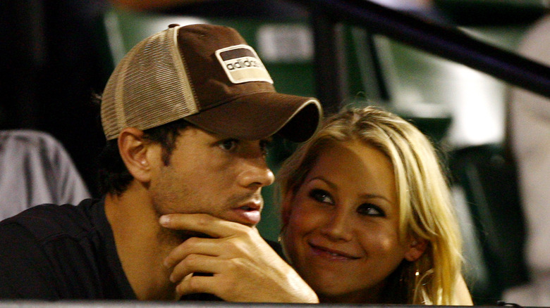 Anna Kournikova smiling at Enrique Iglesias