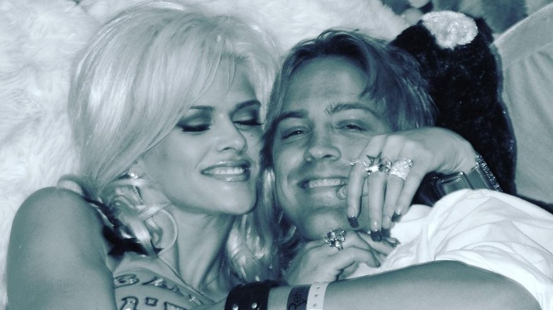 Anna Nicole Smith and Larry Birkhead smiling together