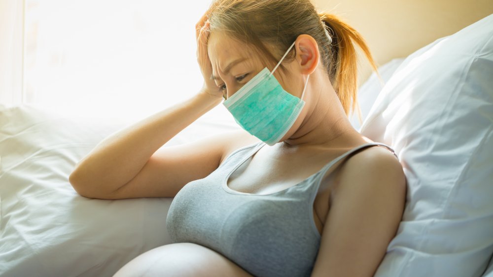 pregnant woman wearing face mask during pandemic