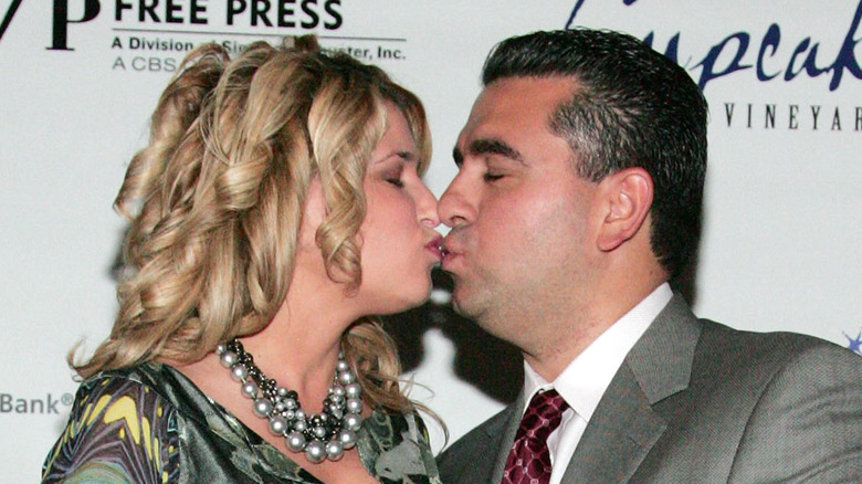 Buddy and Lisa Valastro kiss on the red carpet