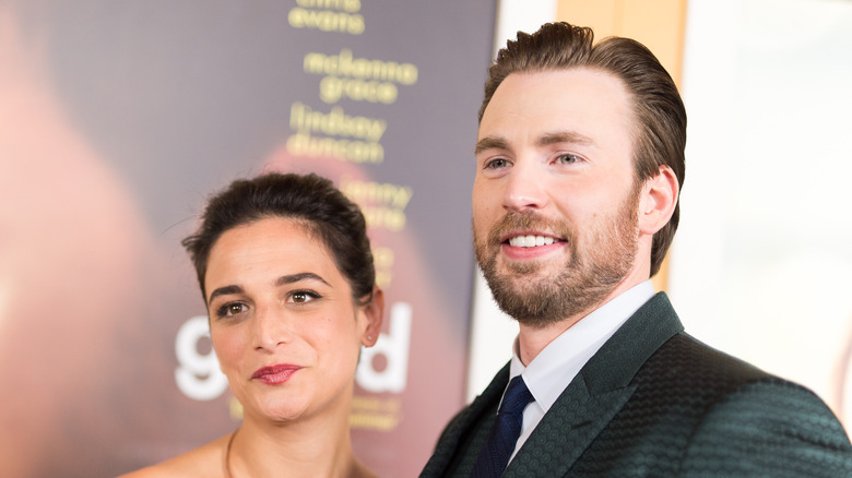 Jenny Slate and Chris Evans on the red carpet 