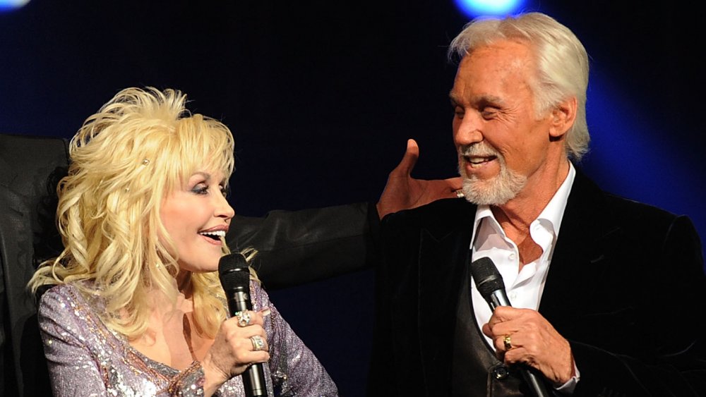 Kenny Rogers and Dolly Parton singing, looking at one another