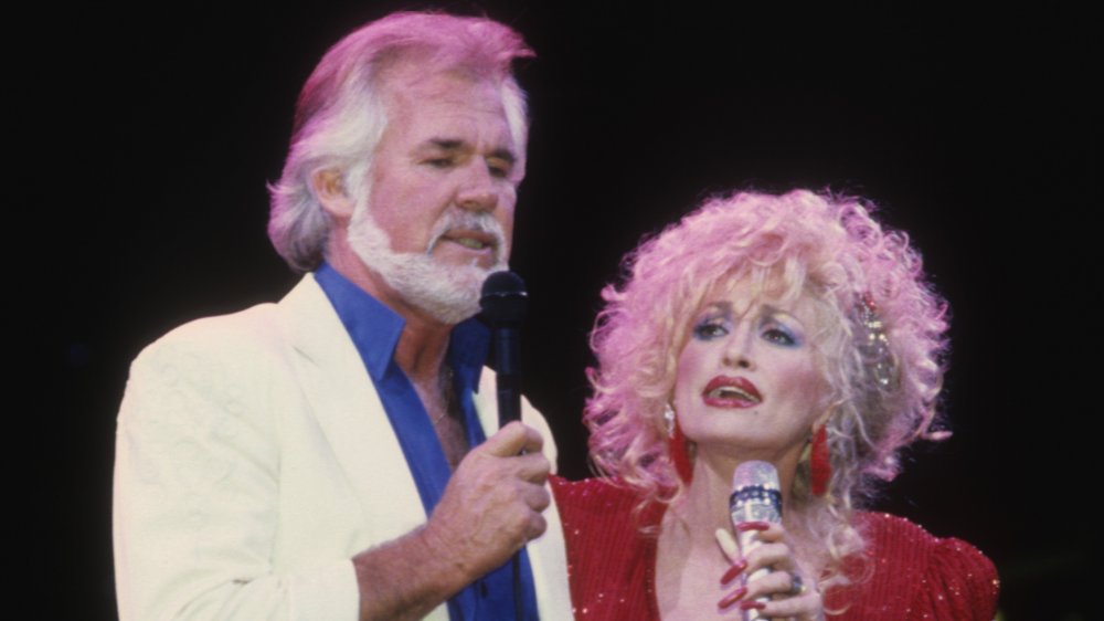 Kenny Rogers and Dolly Parton performing a duet