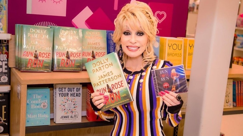 Dolly Parton poses on Instagram