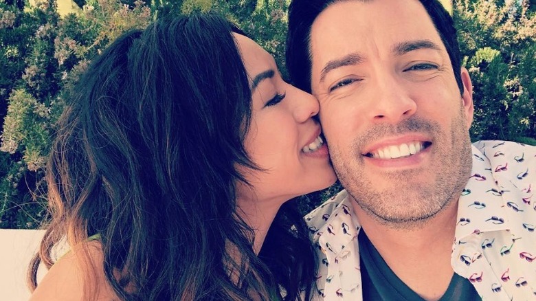 Linda Phan kissing Drew Scott on the cheek