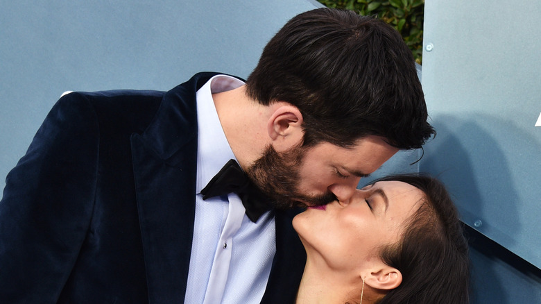 Drew Scott and Linda Phan kissing