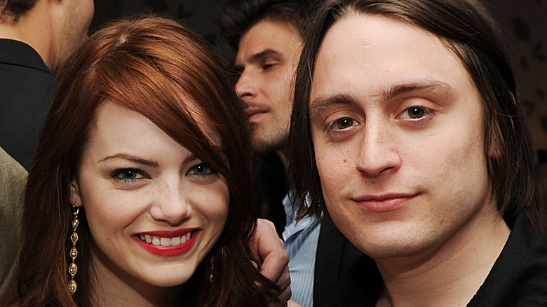 Emma Stone and Kieran Culkin posing together