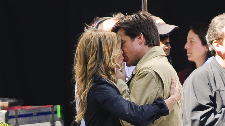 Jennifer Aniston, Jason Bateman kissing in movie