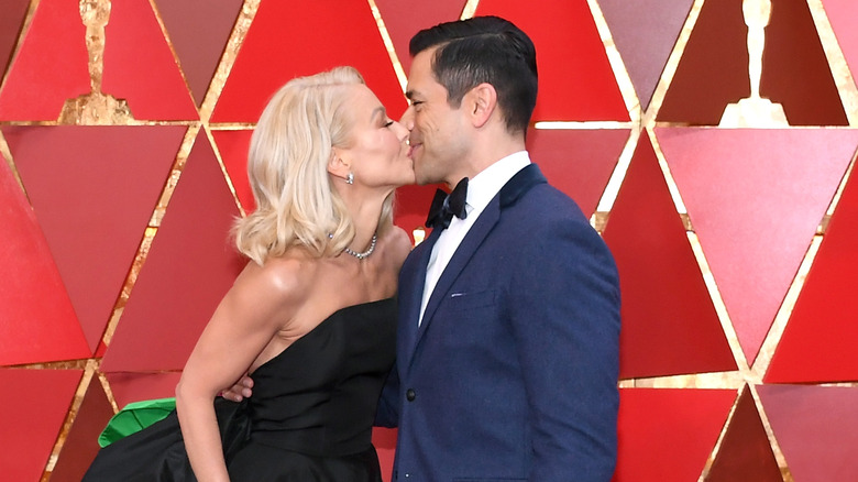 Mark Consuelos, Kelly Ripa kissing