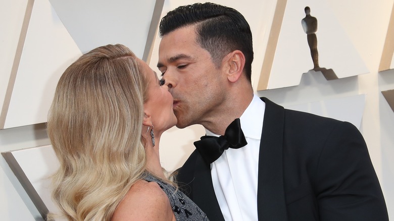 Mark Consuelos, Kelly Ripa kissing