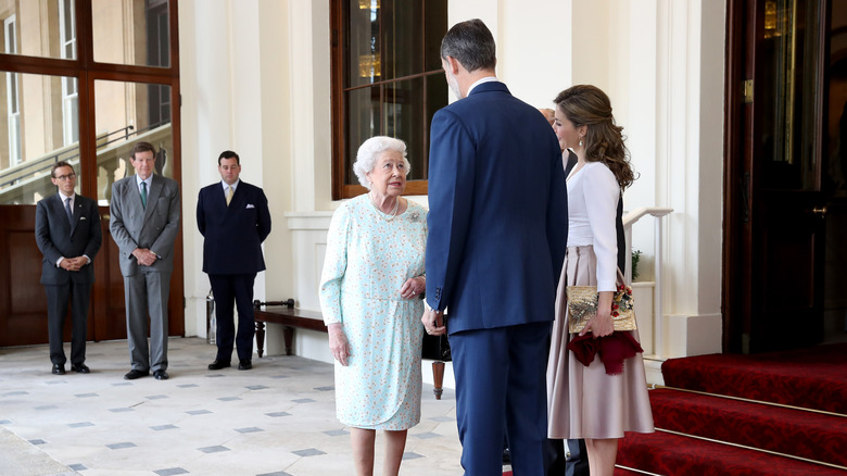 Queen Elizabeth greets King Felipe