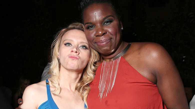 Kate McKinnon and Leslie Jones posing together