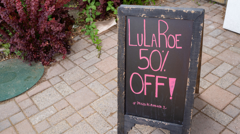 LuLaRoe sale sign