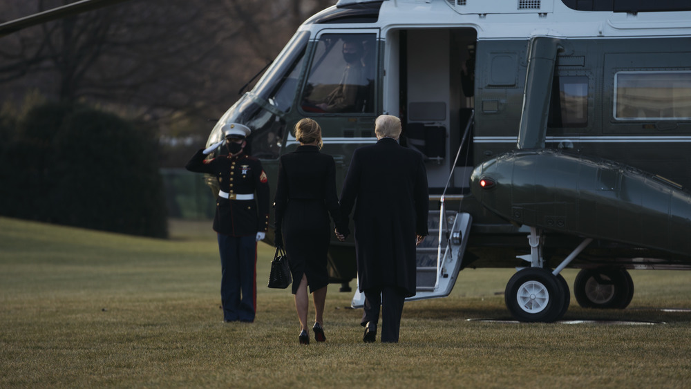 Trumps walking to Marine One