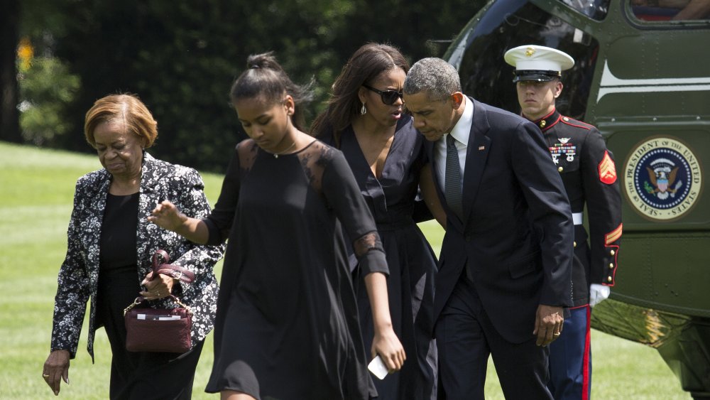 Obamas and Marian Robinson leave a helicopter