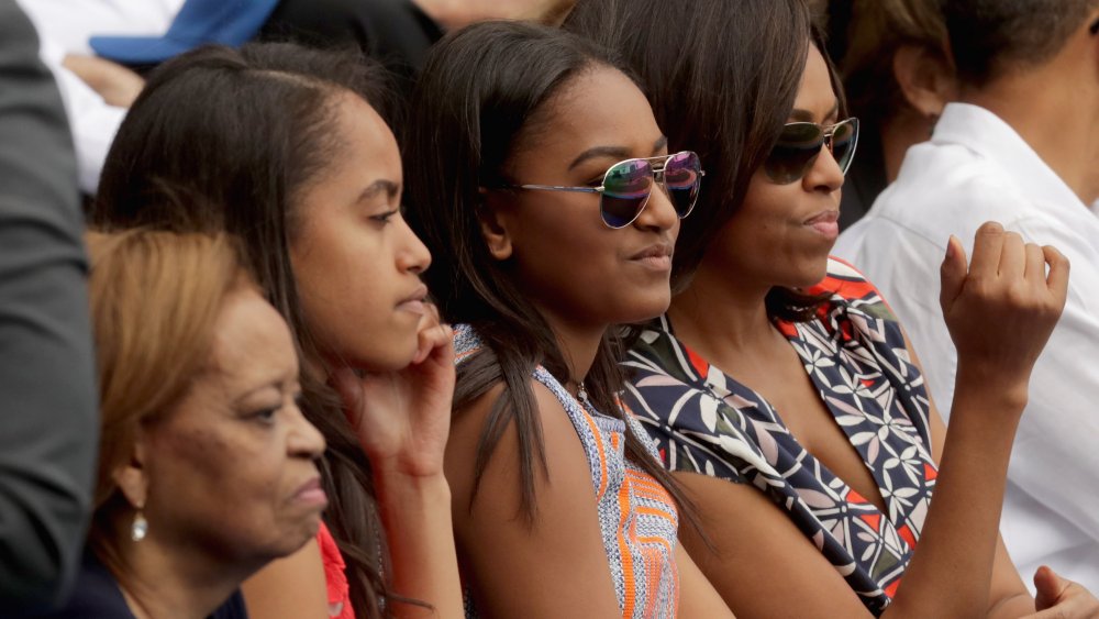 Obamas and Robinson on the basketball court