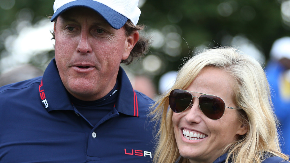 Mickelson off PGA Tour; wife diagnosed with breast cancer