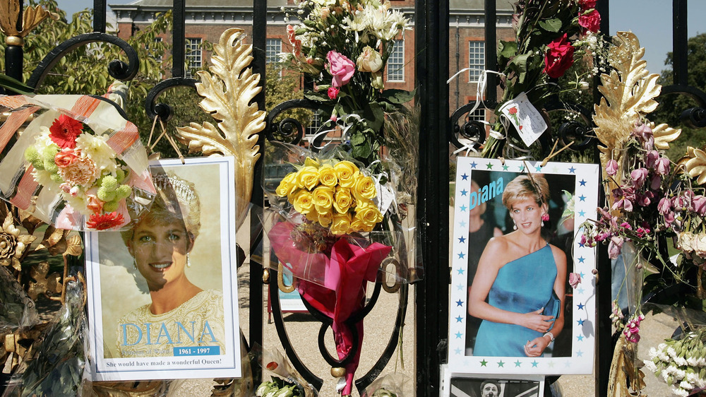 Tributes to Princess Diana tied to the gates of Buckingham Palace