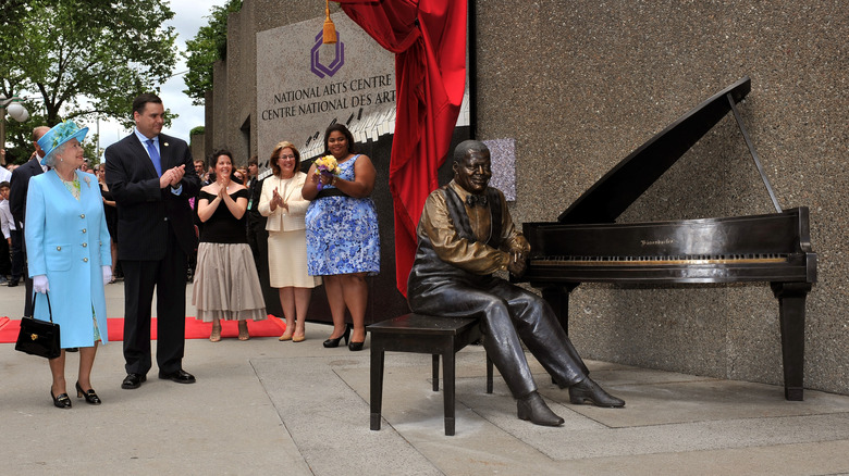 Queen Elizabeth admiring piano statue