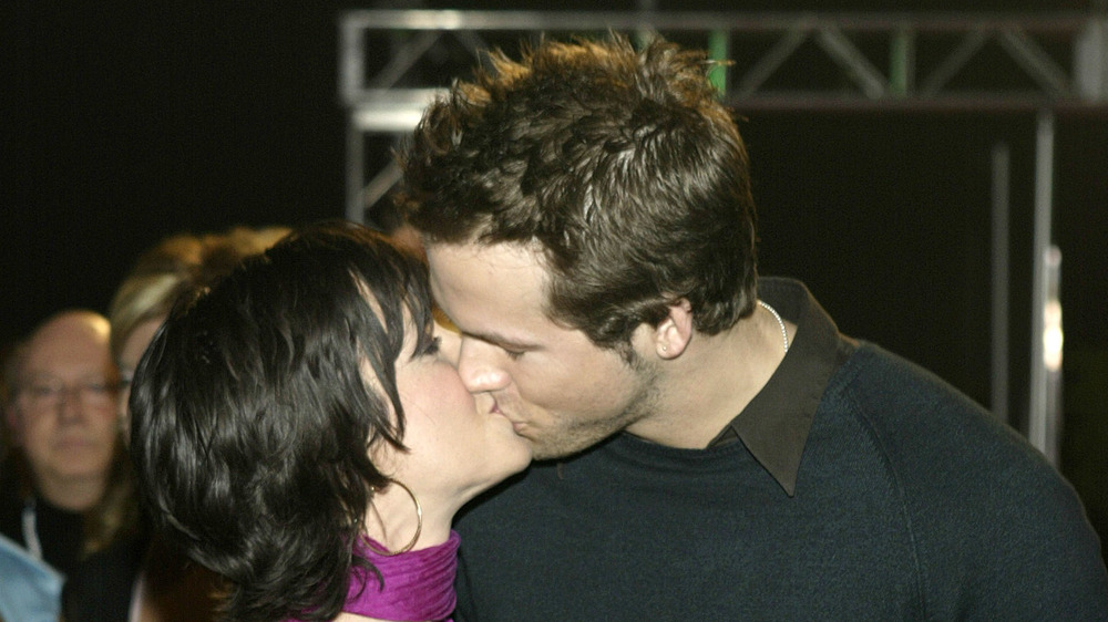 Ryan Reynolds smooching Alanis Morissette