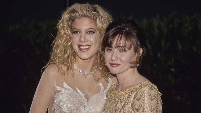 Tori Spelling and Shannen Doherty smiling