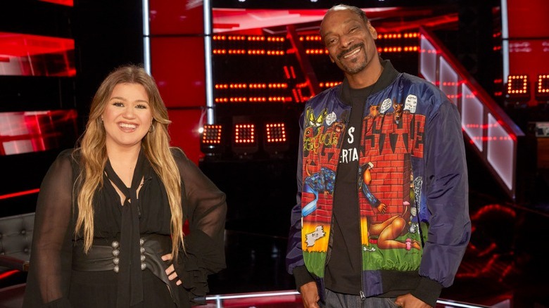 Kelly Clarkson and Snoop Dogg standing next to each other on the Voice