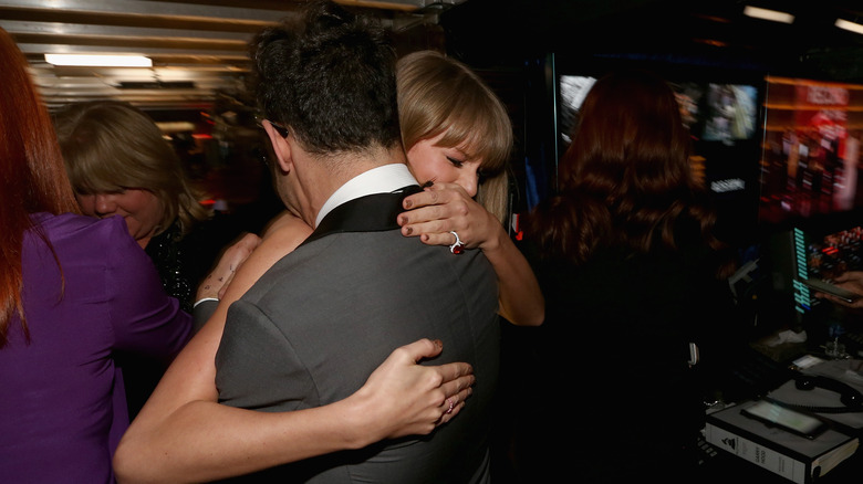 Taylor Swift hugging Jack Antonoff