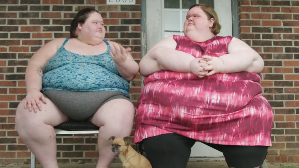 The 1000-lb Sisters sit on the porch together