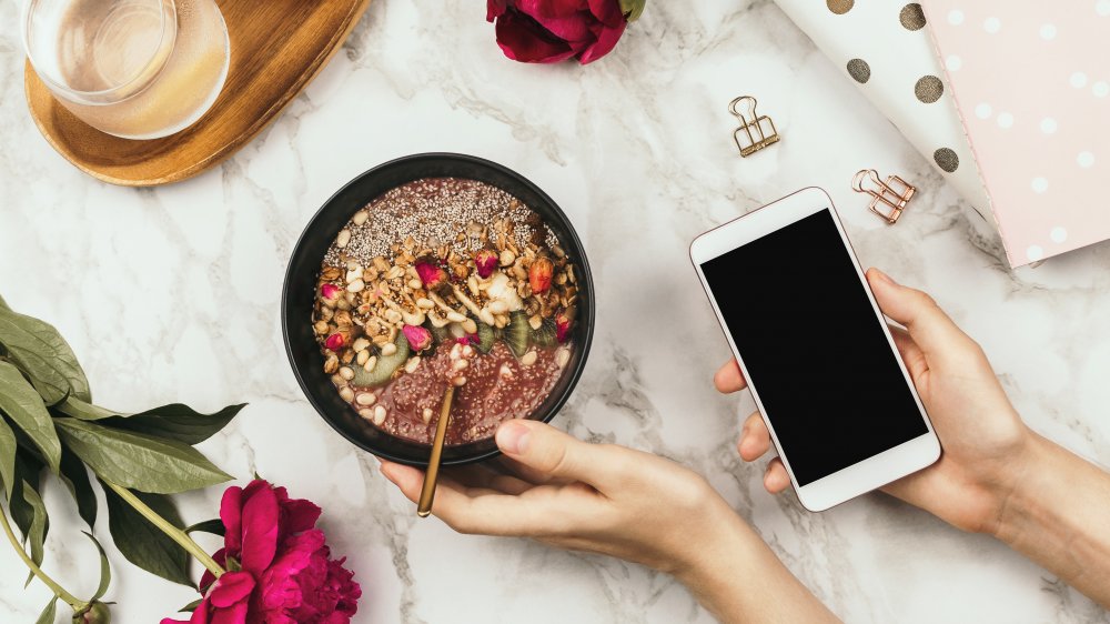 Logging food on a smartphone