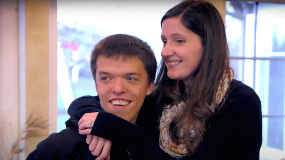 Zach and Tori Roloff, hugging