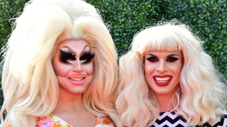 Katya Zamolodchikova and Trixie Mattel posing