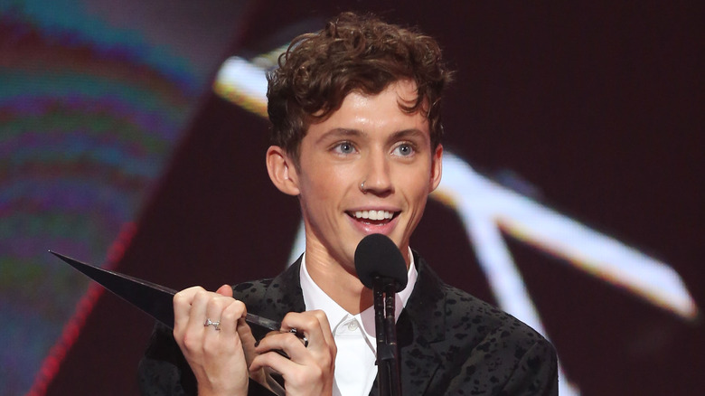 Troye Sivan giving acceptance speech 