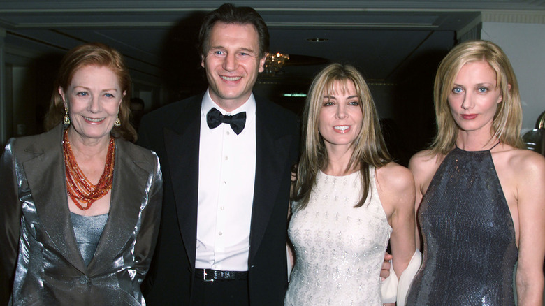 Vanessa Redgrave, Liam Neeson, Natasha Richardson, Joely Richardson posing together